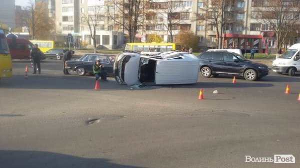 Аварія у Луцьку: перевернутий мікроавтобус із вибитим лобовим склом. ФОТО. ОНОВЛЕНО
