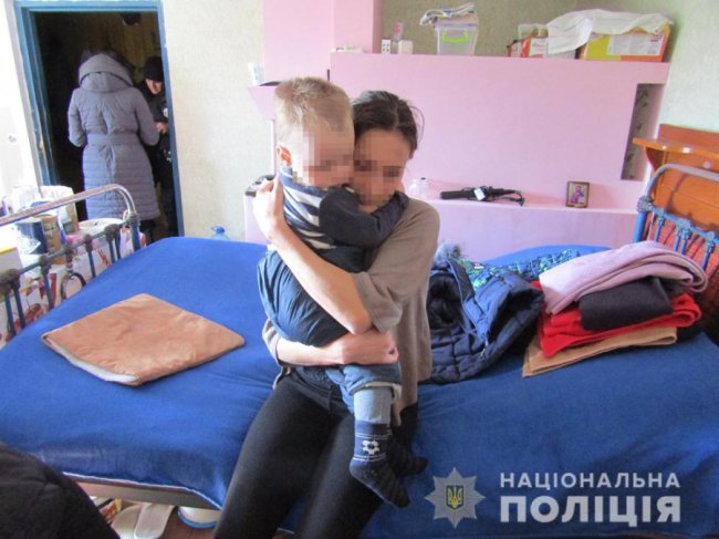 На Житомирщині поліцейські розшукали в лісі зниклу 2-річну дитину. ФОТО. ВІДЕО