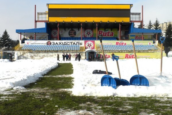 Луцький стадіон готують до приїзду «Динамо» з Києва. ФОТО