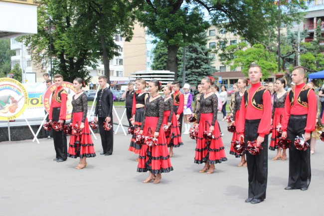 Луцьком пройшла урочиста хода школярів-гуртківців. ФОТО