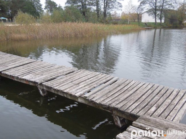 Безлюддя і човни з водою: волинське озеро восени. ФОТО