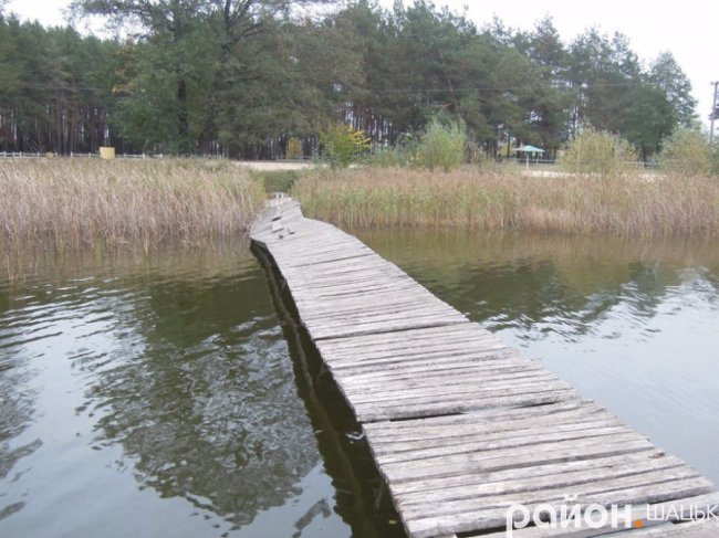 Безлюддя і човни з водою: волинське озеро восени. ФОТО