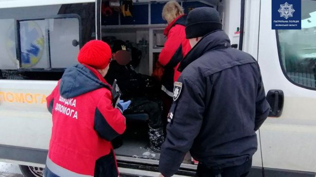 Луцькі патрульні врятували п'яного чоловіка, який лежав майже на проїжджій частині. ФОТО