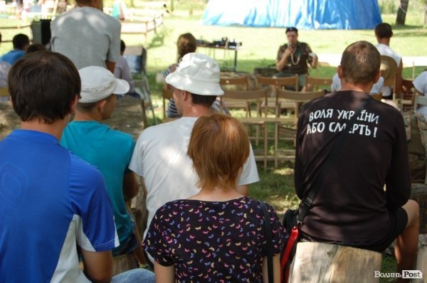 Зустріч із Тарасом Зенем з Івано-Франківська. Він розповідає про історію скаутської організації «Пласт»