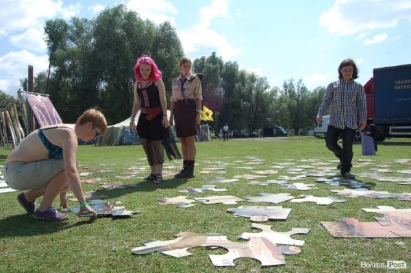 Забави поблизу сцени продовжуються: охочі складають величезні пазли