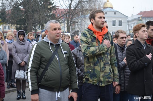 «Він захищав не лише свою сім‘ю»: у Луцьку попрощалися з Героєм. ФОТОРЕПОРТАЖ