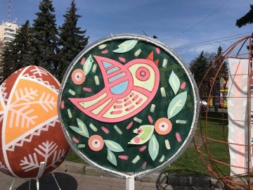 У центрі Луцька встановили гігантські яйця. ФОТО