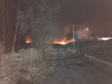 У містечку на Волині – масштабне займання сухої трави. ФОТО. ВІДЕО