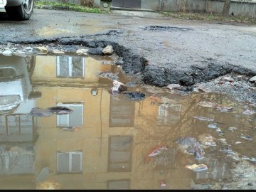 Лучани просять відремонтувати аварійний двір на проспекті Перемоги