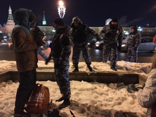 Мітинг у Москві розігнали, люди виходять в інших містах Росії. ФОТО