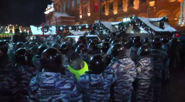 Мітинг у Москві розігнали, люди виходять в інших містах Росії. ФОТО