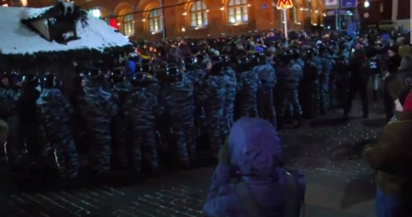 Мітинг у Москві розігнали, люди виходять в інших містах Росії. ФОТО