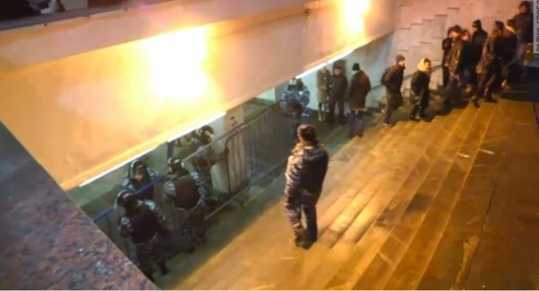 Мітинг у Москві розігнали, люди виходять в інших містах Росії. ФОТО