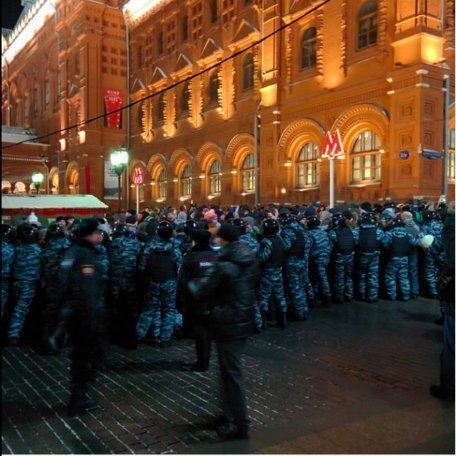 Мітинг у Москві розігнали, люди виходять в інших містах Росії. ФОТО