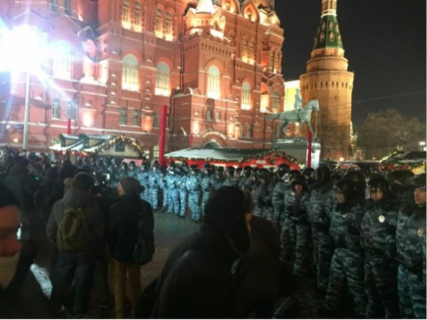 Мітинг у Москві розігнали, люди виходять в інших містах Росії. ФОТО