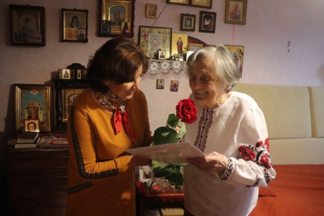 Бабуся з Волині передала на фронт майже півтисячі в'язаних шкарпеток. ФОТО