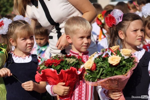 Перший дзвінок у луцькій школі пролунав із нотками суму. ФОТО