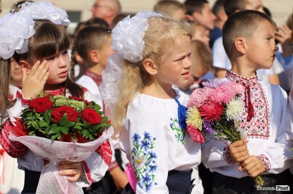 Перший дзвінок у луцькій школі пролунав із нотками суму. ФОТО