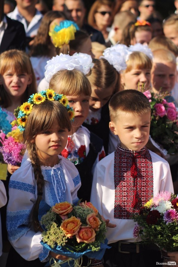 Перший дзвінок у луцькій школі пролунав із нотками суму. ФОТО