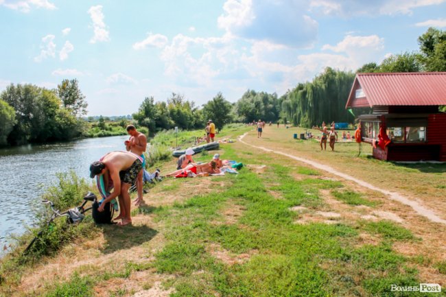 Стир, фонтани і вуличні душі: як у Луцьку рятуються від спеки. ФОТО