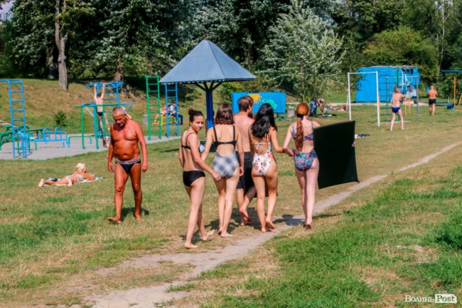 Стир, фонтани і вуличні душі: як у Луцьку рятуються від спеки. ФОТО