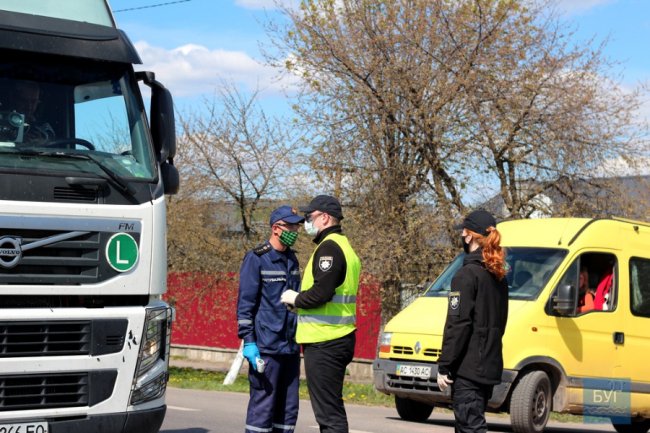 Як працюють контрольно-пропускні пункти на в’їздах до Нововолинська. ФОТО. ВІДЕО