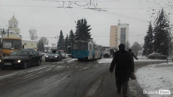 У центрі Луцька - тролейбусний затор