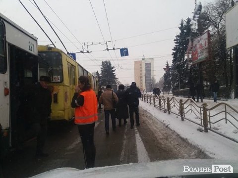 У центрі Луцька - тролейбусний затор