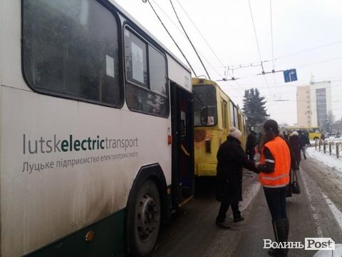 У центрі Луцька - тролейбусний затор