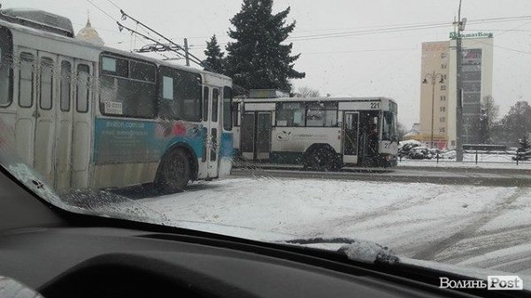У центрі Луцька - тролейбусний затор