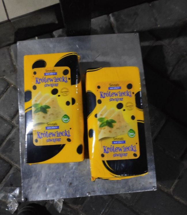 Волинські митники затримали автомобіль, який перевозив з Польщі незаконний сир. ФОТО