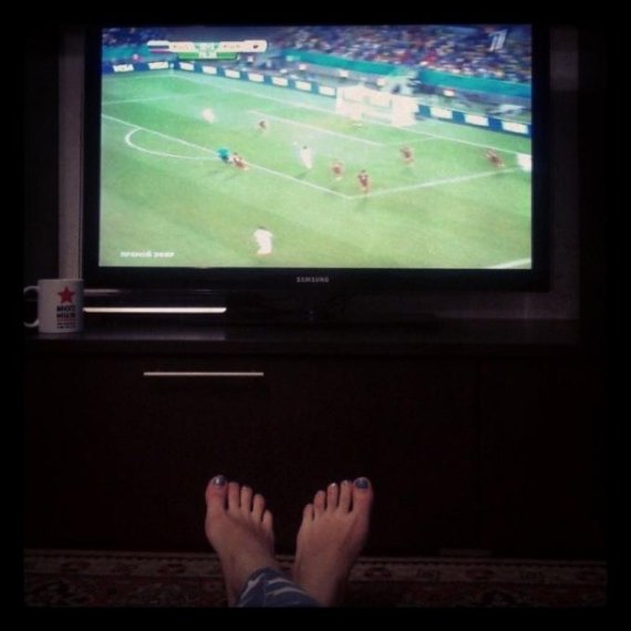 Новий флешмоб у мережі: жіночі ніжки на фоні ЧС із футболу. ФОТО