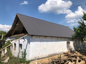 Будівельники з Волині полагодили 14 дахів у Благодатівці на Херсонщині