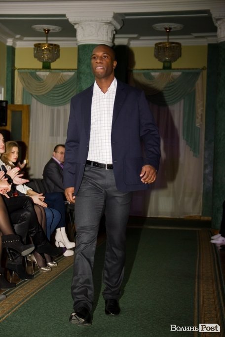 Футболіст Леандро Месіас показує одяг одного з бутіків Луцька. 