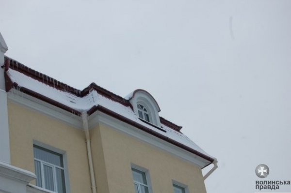 У луцькій мерії тече дах. ФОТО