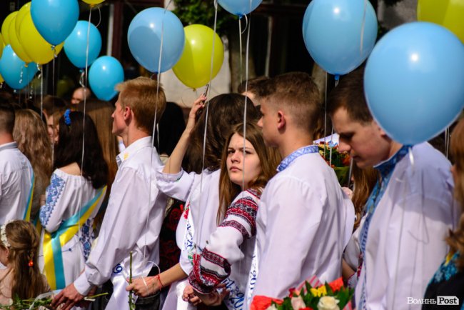Без пафосу, але з патріотизмом: останній дзвоник у луцькій школі №15. ФОТО