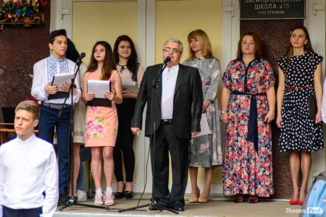 Без пафосу, але з патріотизмом: останній дзвоник у луцькій школі №15. ФОТО