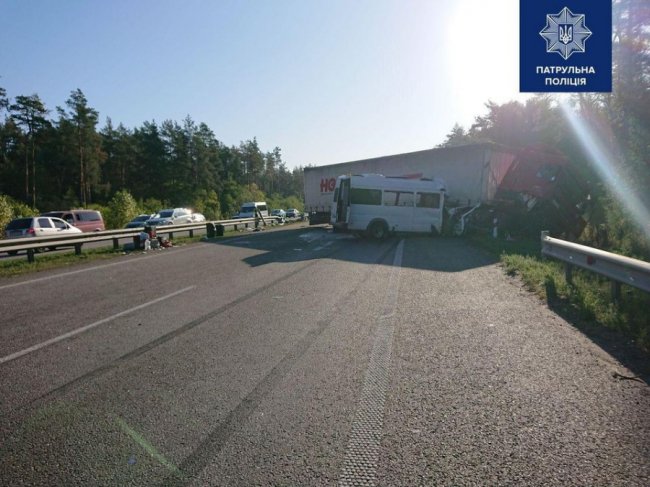 Неподалік Борисполя – моторошна автотроща: 6 людей загинули, багато травмованих. ФОТО