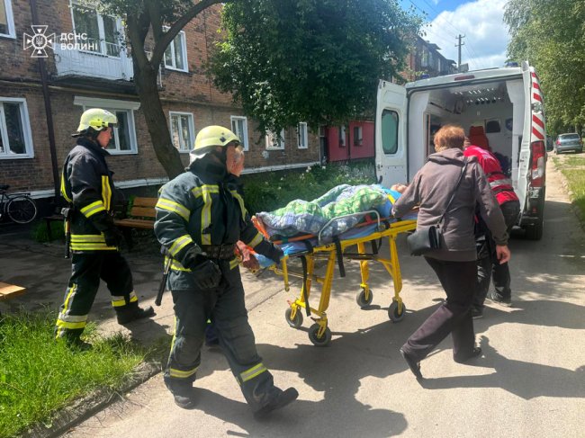 На Волині жінка впала у підвал: викликали рятувальників