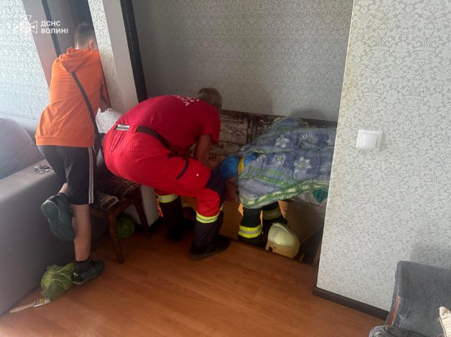 На Волині жінка впала у підвал: викликали рятувальників
