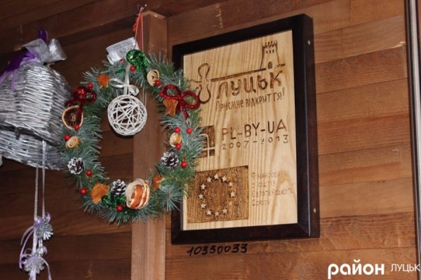 Будиночки для торгівлі на Театральному майдані у Луцьку не витримали погоди. ФОТО