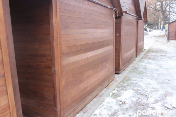 Будиночки для торгівлі на Театральному майдані у Луцьку не витримали погоди. ФОТО