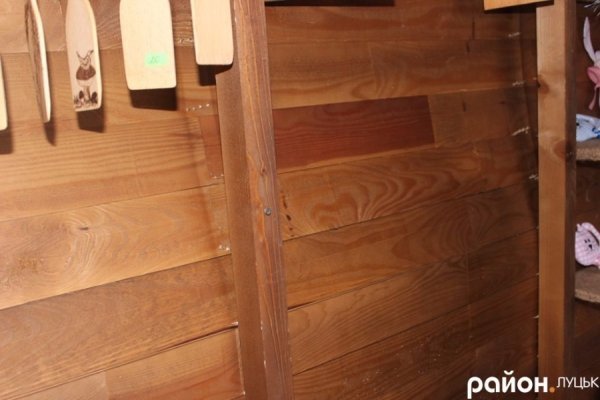 Будиночки для торгівлі на Театральному майдані у Луцьку не витримали погоди. ФОТО