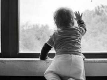 У Луцьку з вікна випала 3-річна дитина