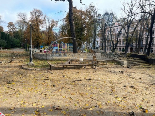 У Києві російські ракети поцілили у дитячий майданчик, музей та «міст Кличка»