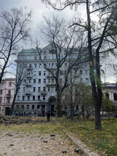 У Києві російські ракети поцілили у дитячий майданчик, музей та «міст Кличка»