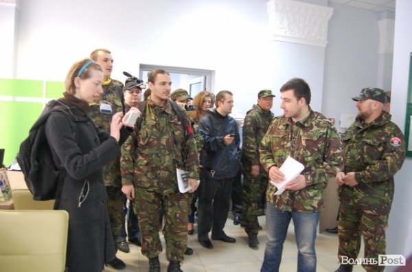 У Луцьку революціонери навідалися до «агентів Кремля». ФОТО