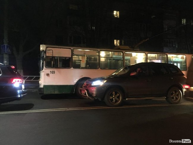Частина Луцька стоїть у заторах через відсутність світла. ФОТО
