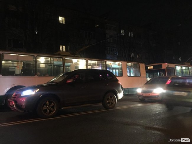 Частина Луцька стоїть у заторах через відсутність світла. ФОТО