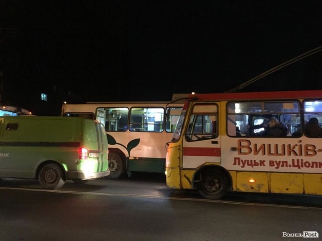 Частина Луцька стоїть у заторах через відсутність світла. ФОТО